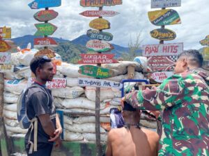 Satgas Yonif 323 Berikan Pelayanan Pangkas Rambut Gratis Kepada Pemuda Papua