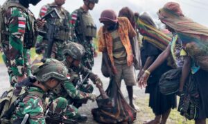 Satgas Yonif 509 Kostrad Borong Hasil Tani Mama Papua di Titik Kuat Kodim Persiapan (Koper)