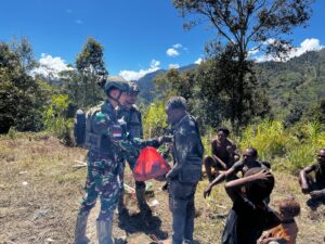 Satgas Yonif 509 Kostrad Hadiri Acara Masyarakat Kampung Japaro, Bentuk Kepedulian dan Komunikasi Sosial