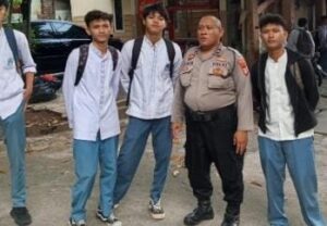 Panit Sabhara Berikan Imbauan Kepada Pelajar Yang Pulang Sekolah