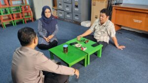 Bhabinkamtibmas Karet Tengsin Patroli Dialogis Sore Hari Dan Sambang Ketua RW 03 Sampaikan Pilkada Damai