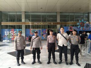 Personel Polri Monitoring Kampanye Cagub DKI Jakarta Ridwan Kamil Di JCC Senayan