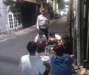 Anti Tawuran, Kapolsubsektor Galur Bubarkan Anak-anak Remaja Yang Nongkrong Tengah Malam
