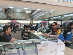 Patroli Dialogis Bhabinkamtibmas Kampung Rawa Sambang Menjelang Pilkada Berikan Imbauan kepada Pemilik Toko Emas