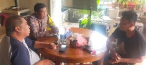 Patroli Pemukiman Warga Bhabinkamtibmas Tanah Tinggi Sambangi Ketua RT Cooling System Kamtibmas Pilkada Aman dan Damai.