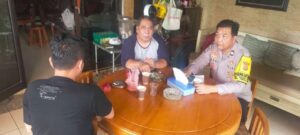 Patroli Pemukiman Warga Bhabinkamtibmas Tanah Tinggi Sambangi Ketua RT Cooling System Kamtibmas Pilkada Aman dan Damai.