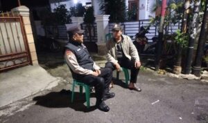 Sambangi Petugas Satkamling, Bhabinkamtibmas Johar Baru Sampaikan Imbauan Kamtibmas