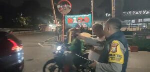 Pemantauan Bhabinkamtibmas Gondangdia Bersama Anggota Pokdarkamtibmas Dalam Rangka Antisipasi Tawuran dan Kejahatan Jalanan Menjelang Pagi Perbatasan Jembatan Kali Pasir