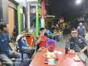 Pastikan Wilayah Aman Jelang Pilkada Bhabinkamtibmas Kampung Rawa Sambangi Ketua RT dan Petugas Kamling