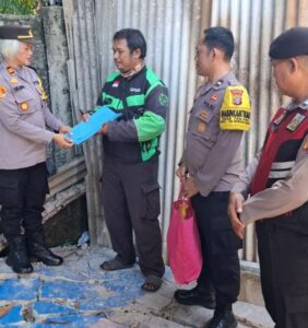 Kapolsek Tajurhalang Menjenguk Warga yang Tertimpa Musibah di Desa Kalisuren