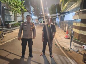 Antisipasi Tawuran Bhabinkamtibmas Benhil Patroli Dialogis Dini Hari Sambangi Poskamling RT 09/04
