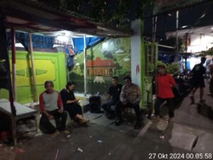 Patroli Dialogis Tengah Malam, Kapolsubsektor Kayu Awet, Ajak Warga Jaga Wilayah Aman dari Tawuran Ciptakan Pilkada Aman dan Damai