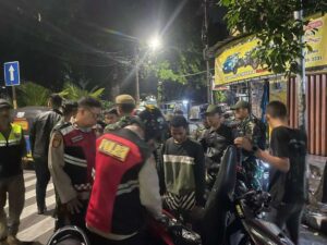 Patroli Cipta Kondisi Polsek Johar Baru Bersama Tiga Pilar Bubarkan Berkumpulnya Anak-anak Remaja Yang Berpotensi Tawuran.