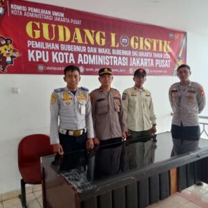 Polsek Johar Baru Perketat Pengamanan Gudang Logistik Pilkada di Posko Bersama Pilkada Kantor Kecamatan Johar Baru