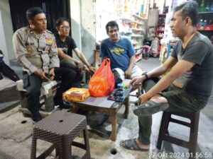 Patroli Dialogis Kapolsubsektor Kayu Awet Sambangi Warga RW 04 Kelurahan Johar Baru Ciptakan Pilkada Aman dan Damai.