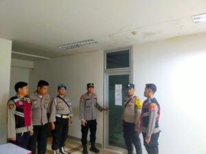 Patroli Cipta Kondisi Polsek Johar Baru Antisipasi Rawan Tawuran dan Pengecekan Gudang Logistik Pilkada