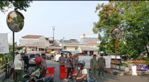 Bhabinkamtibmas Pegangsaan Dan Unsur Tiga Pilar Melaksanakan Pembatasan Kendaraan Di Jalan Talang