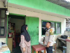 Laksanakan Sambang dan Himbauan Kamtibmas Di Rumah Warga