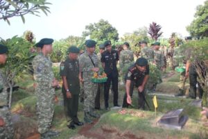 Peringati HUT ke-42, Prajurit dan Persit Yonkess 1/YKH Divif 1 Kostrad Laksanakan Ziarah ke TMP Pondok Rajeg