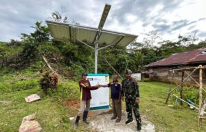 Satgas Yonif 501 Kostrad Bersinergi dengan PLN Wujudkan Energi Terbarukan di Perbatasan