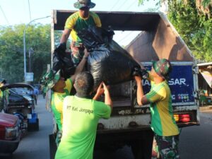 Yonarmed 6 dan Dinas Kebersihan Kota Makassar Gelar “Sabtu Bersih” untuk Ciptakan Lingkungan Sehat