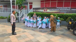 Kunjungan Murid Tk Islam Harapan Indah Ke Polsubsektor Thamrin Untuk Polri Sahabat Anak – Anak