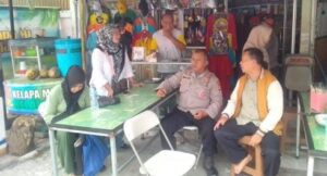 Cooling System Jelang Pilkada DKI Jakarta Kapolsubsektor Cempaka Putih Barat Sambangi Warga