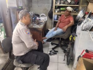 Jalin Silaturahmi Bhabinkamtibmas Rangkul Sesepuh Warga