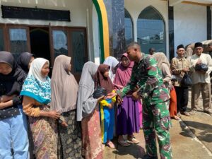 Yonif 303 Kostrad Gelar Bakti Sosial di Kamojang, Bagikan Sembako dan Bersihkan Tempat Ibadah