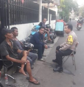 Bhabinkamtibmas Sambang Warga dan Sampaikan Himbauan Antisipasi Tawuran untuk Jaga Kamtibmas Aman Menjelang Pilkada