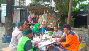 Antisipasi Tawuran Bhabinkamtibmas Petamburan Bersama Ketua RW 09, Ketua RT, FKDM Dan Pokdarkamtibmas Patroli Dialogis Bersama Ke Pemukiman Warga