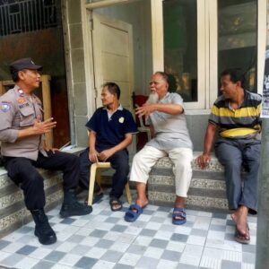 Bhabinkamtibmas Kelurahan Galur Melaksanakan Kegiatan Patroli dan Sambang Pos Kamling RW 01