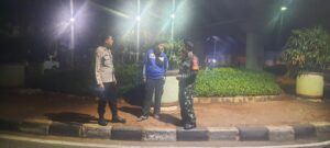 Patroli Jalan Kaki Bhabinkamtibmas Bersama Babinsa Kebon Melati Ciptakan Kamtibmas Kondusif