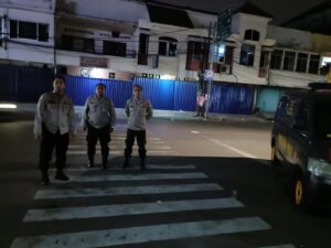 Menjelang Subuh POLRI Siaga Antisipasi Tawuran Warga Bersama Tokoh Masyarakat
