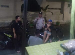 Patroli Pemukiman Antisipasi Rawan Tawuran Malam Hari Kapolsubsektor Galur Imbauan Bubarkan Berkumpulnya Anak-anak Remaja