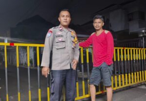 Patroli Dialogis Dini Hari Antisipasi Tawuran Bhabinkamtibmas Benhil Kunjungi Poskamling RT 10/05
