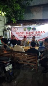 Kapolsektro Tanah Abang Ngopi Kamtibmas Bareng Warga Di Pos Satkamling RW 02 Kelurahan Kampung Bali Bahas Kamtibmas Menjelang Pilkada