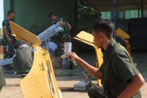 Pangdivif 3 Kostrad Tinjau Proses Pengecatan Meriam di Madenpal Divif 3 Kostrad