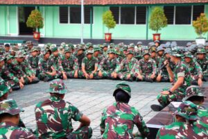 Komandan Batalyon Bekang 2 Kostrad Berikan Arahan Kepada Prajuritnya Pada Jam Komandan