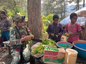Satgas Yonif 323 Kostrad Pererat Keakraban dengan Warga Papua Lewat Masak Bersama