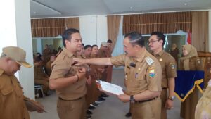PJ Bupati Kerinci Serahkan Penghargaan Kepada Kepala Desa Yang Berprestasi
