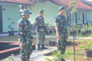 Komandan Yonbekang 1 Kostrad Berikan Apresiasi kepada Anggota Berprestasi dalam Jam Komandan