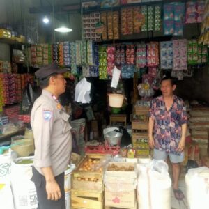 Sambang Wilayah Bhabinkamtibmas Galur Colling System Pemilik Usaha Toko Sembako Di Masa Pilkada