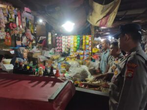 Menjelang Pilkada DKI Jakarta, Bhabinkamtibmas Kramat Lakukan Pengecekan Harga Sembako di Pasar Tradisional