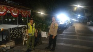Bhabinkamtibmas Kelurahan Kebon Kosong Melaksanakan Kegiatan Patroli dan Monitoring Siskamling