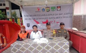 Bhabinkamtibmas Kelurahan Johar Baru Bersama Satpol. PP, FKDM dan PPSU Pemantauan Situasi Wilayah Di Posko Bersama Pilkada