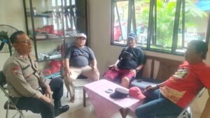 Bhabinkamtibmas kelurahan Johar Baru Melakukan Sambang Tokoh Masyarakat Di Pos Sekretariat RW 01
