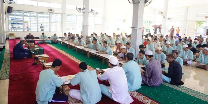 
 Pembinaan Spiritual, Warga Binaan Lapas Narkotika Karang Intan Rutin Lantunkan Ayat-ayat Suci Alqur’an