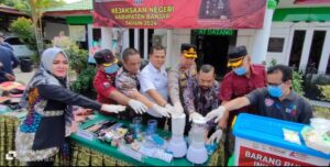 Kalapas Narkotika Karang Intan Hadiri Pemusnahan Barbuk Hasil Kejahatan