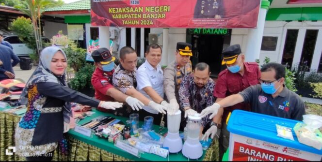 
 Kalapas Narkotika Karang Intan Hadiri Pemusnahan Barbuk Hasil Kejahatan